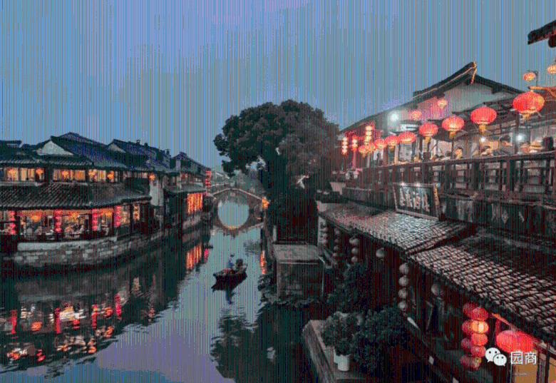 消防员救火后归来,战斗服结满冰,需要队友才能脱下